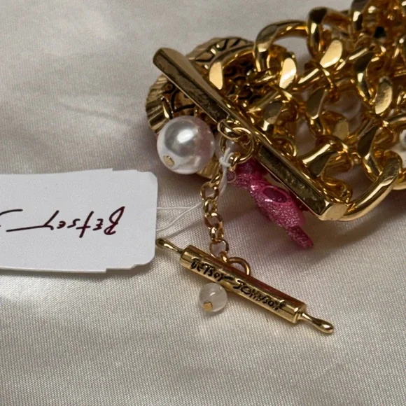 NWT 🧁🍰Betsey Johnson Sweet Bakery Charm Toggle Bracelet - Picture 4 of 12